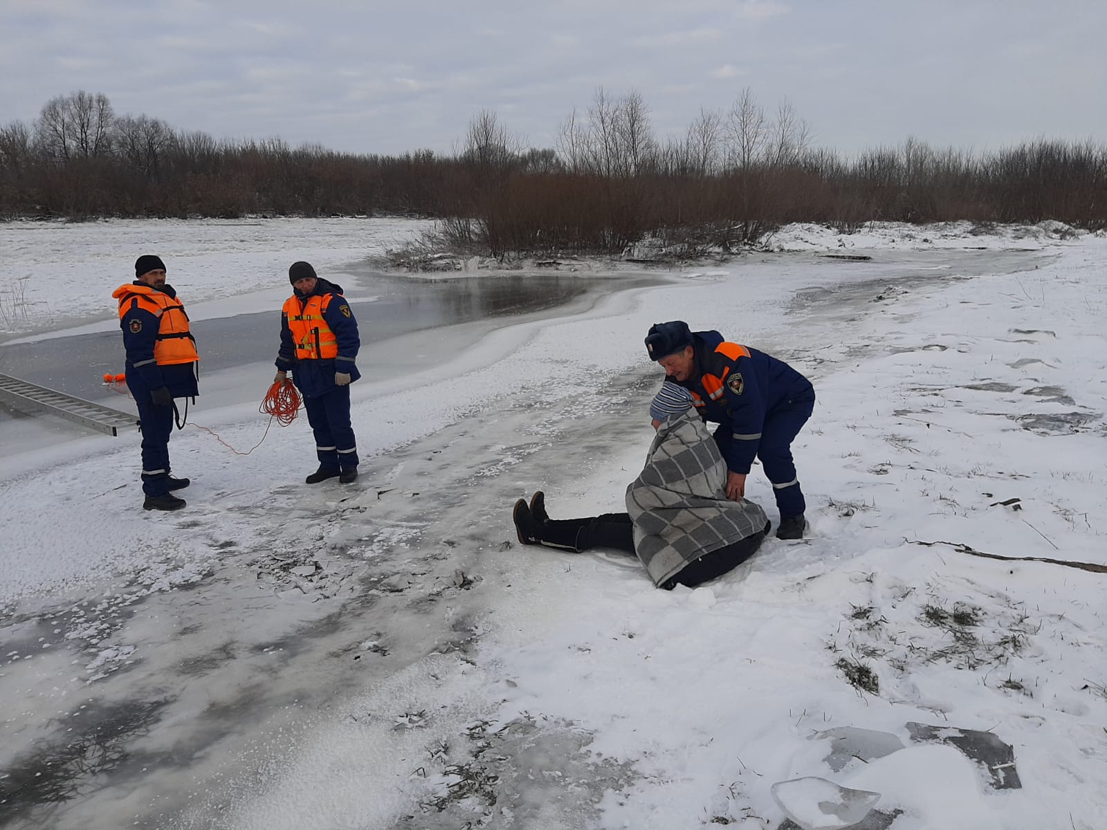 15 января мужчина. Лед на реке. Спасатели Липецкой области. Спасение человека провалившегося под лед.