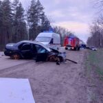 В Липецкой области спасатели достали двух пострадавших из перевернувшийся иномарки